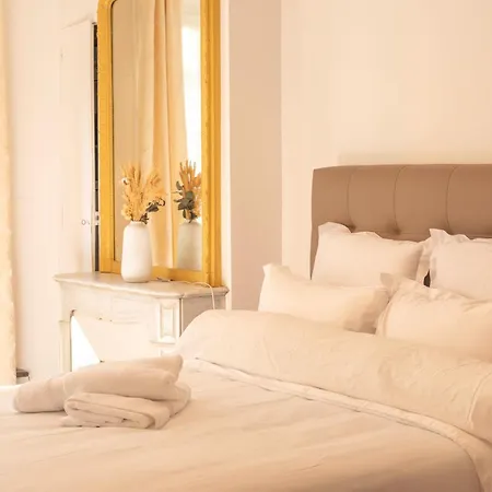 Luxury Royal Suite, 118 Square Meters, Notre Dame, 3 Bedrooms *