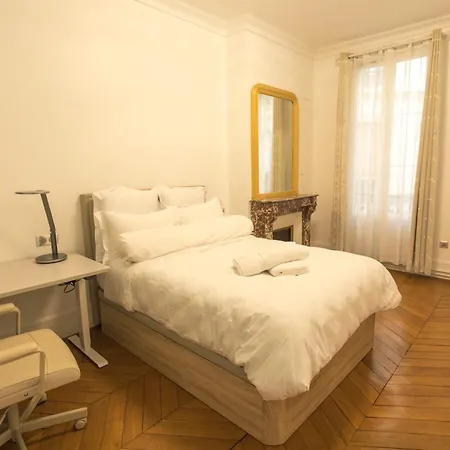 Luxury Royal Suite, 118 Square Meters, Notre Dame, 3 Bedrooms Apartment *