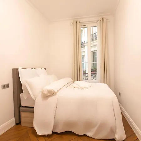 Apartment Luxury Royal Suite, 118 Square Meters, Notre Dame, 3 Bedrooms *