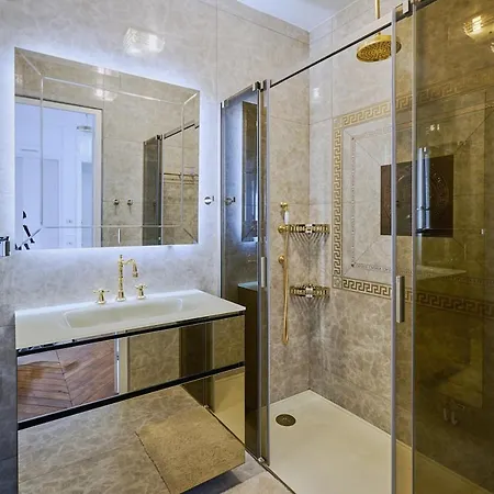 Apartment Luxury Royal Suite, 118 Square Meters, Notre Dame, 3 Bedrooms